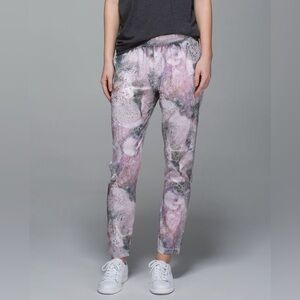 Lululemon Namaskar Pant II in Sugar Crush Multi - size 6